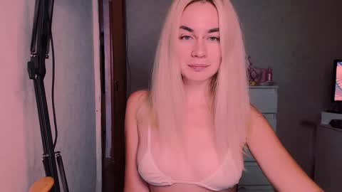 Snapshot of carinfox chatting on 23, 9, 2025 Carin online show from 23, 9, 2025