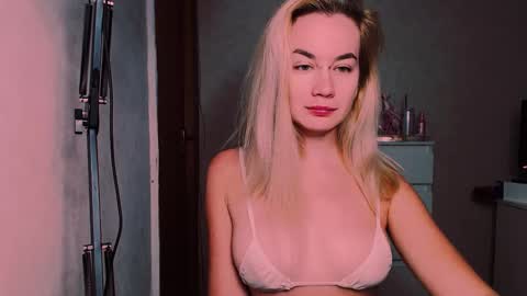 Snapshot of carinfox chatting on 27, 9, 2025 Carin online show from 27, 9, 2025
