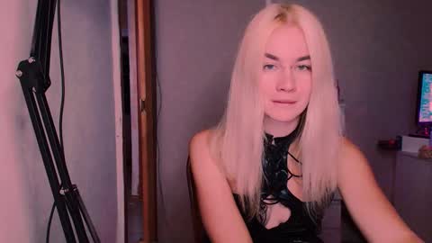 Snapshot of carinfox chatting on 30, 9, 2025 Carin online show from 30, 9, 2025