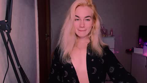 Snapshot of carinfox chatting on 1, 10, 2025 Carin online show from 1, 10, 2025