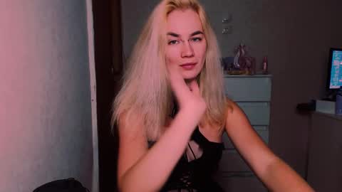Snapshot of carinfox chatting on 4, 10, 2025 Carin online show from 4, 10, 2025