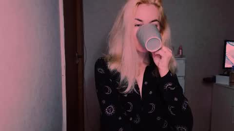 Snapshot of carinfox chatting on 6, 10, 2025 Carin online show from 6, 10, 2025
