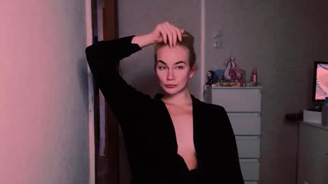 Snapshot of carinfox chatting on 7, 10, 2025 Carin online show from 7, 10, 2025
