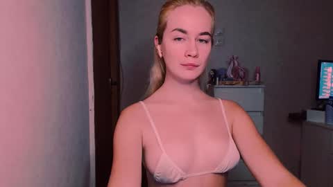 Snapshot of carinfox chatting on 8, 10, 2025 Carin online show from 8, 10, 2025