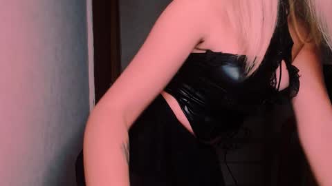 Snapshot of carinfox chatting on 9, 10, 2025 Carin online show from 9, 10, 2025