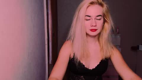 Snapshot of carinfox chatting on 13, 10, 2025 Carin online show from 13, 10, 2025