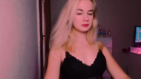 Snapshot of carinfox chatting on 14, 10, 2025 Carin online show from 14, 10, 2025