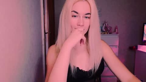 Snapshot of carinfox chatting on 21, 10, 2025 Carin online show from 21, 10, 2025