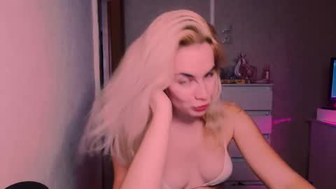 Snapshot of carinfox chatting on 26, 10, 2025 Carin online show from 26, 10, 2025