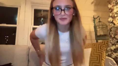 Carly Bora online show from 6, 11, 2025