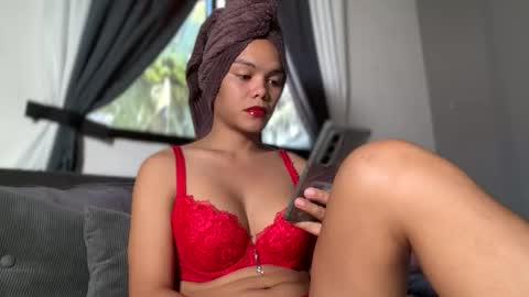 caroline_east online show from 7, 4, 2026