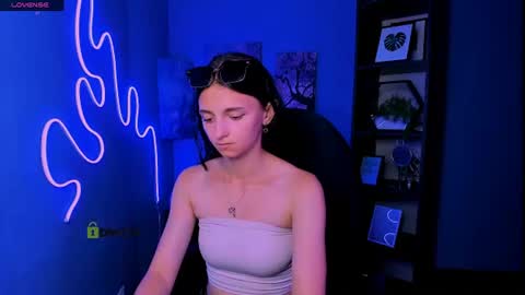 Snapshot of caroline_honeyy chatting on 23, 6, 2026 Caroline online show from 23, 6, 2026