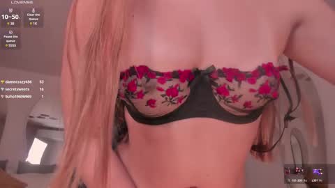Snapshot of carolinegrace_ chatting on 2, 3, 2025 Caro online show from 2, 3, 2025