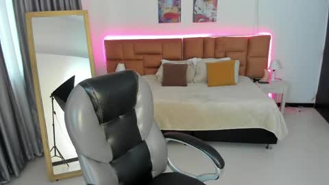 catti_brie_ online show from 26, 4, 2026