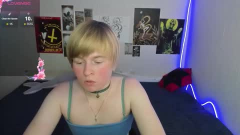 Snapshot of cattie_w_ chatting on 17, 12, 2025 cattie_w_ online show from 17, 12, 2025