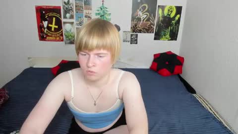 cattie_w_ online show from 19, 5, 2026
