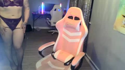 Snapshot of cdbrunette93 chatting on 8, 1, 2025 Mercedes1993 online show from 8, 1, 2025