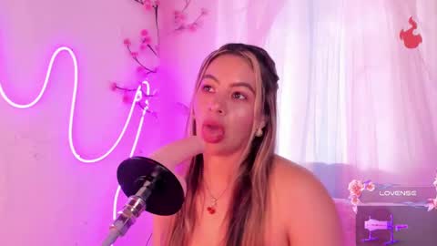 Hello guys my name is Sofi and Lizzie and  Vanessa online show from 3, 10, 2025