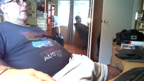 Snapshot of chalkstall chatting on 28, 10, 2025 Chalky online show from 28, 10, 2025