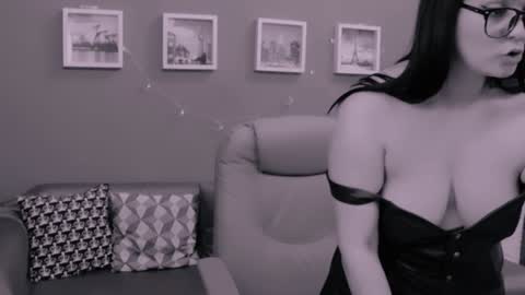 The Queen online show from 8, 12, 2024