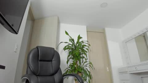 Snapshot of charlotte_tiller chatting on 10, 10, 2025 Yuli online show from 10, 10, 2025