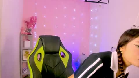 Snapshot of charlotteee_02 chatting on 17, 10, 2025 charlotteee online show from 17, 10, 2025