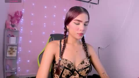 Snapshot of charlotteee_02 chatting on 28, 10, 2025 charlotteee online show from 28, 10, 2025