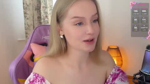 Snapshot of charmaura chatting on 9, 10, 2025 Aura 3 online show from 9, 10, 2025