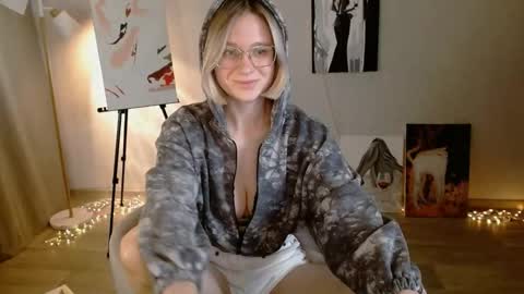Snapshot of charming_beauty chatting on 4, 10, 2025 Michelle  online show from 4, 10, 2025