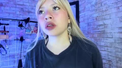 Snapshot of cherry_xoxx chatting on 3, 11, 2025 online show from 3, 11, 2025