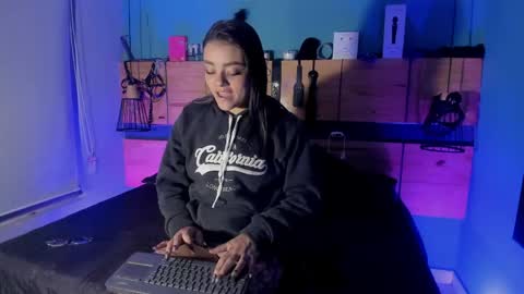 Chloeallennn  online show from 13, 4, 2026