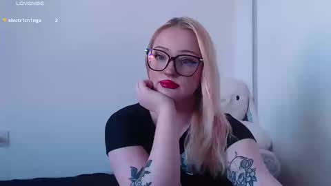 Chloe Levine online show from 12, 9, 2025