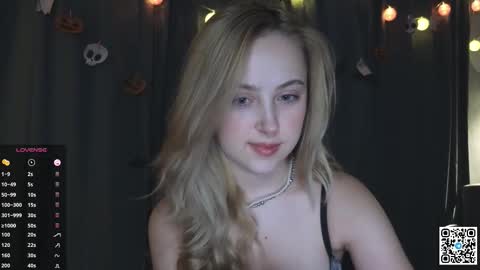 Snapshot of chloe_novel chatting on 28, 10, 2025 Chloe online show from 28, 10, 2025