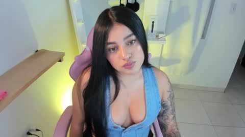 Snapshot of chloe_t2 chatting on 23, 10, 2025 chloe_t2 online show from 23, 10, 2025