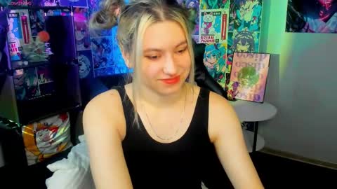 Snapshot of chloebloss0m chatting on 5, 3, 2025 Boni online show from 5, 3, 2025