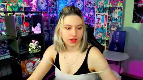 Snapshot of chloebloss0m chatting on 8, 3, 2025 Boni online show from 8, 3, 2025