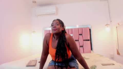 Snapshot of chloee_durand chatting on 8, 10, 2025 cloe online show from 8, 10, 2025