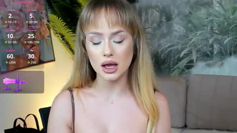 Snapshot of chloeebee chatting on 17, 11, 2025 Chloee online show from 17, 11, 2025