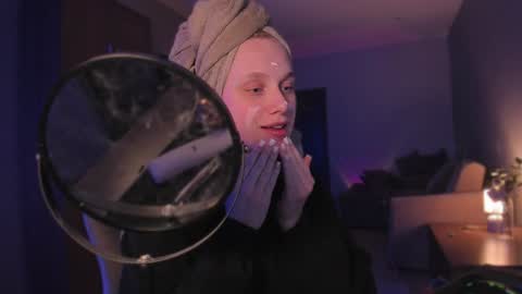 Snapshot of chloegins chatting on 21, 12, 2024 chloegins online show from 21, 12, 2024