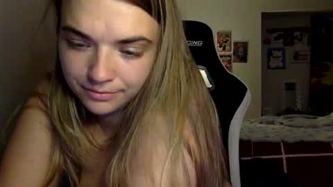 Snapshot of chloesays chatting on 4, 12, 2025 Chloe Lane online show from 4, 12, 2025