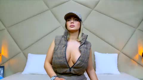 Chloe Vee online show from 27, 4, 2026