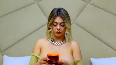 Chloe Vee online show from 5, 5, 2026