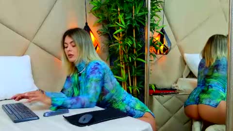 Chloe Vee online show from 23, 6, 2026