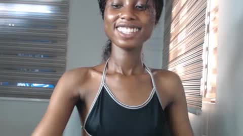 Snapshot of choco_petitqueen chatting on 14, 12, 2025 choco_petitqueen online show from 14, 12, 2025