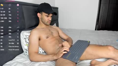Im Chirs IM MODEL INDEPENDT online show from 13, 1, 2025