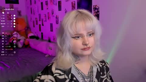 Snapshot of cigaretteduringsex chatting on 15, 1, 2026 Helen and Teya online show from 15, 1, 2026