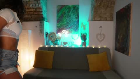 Clara smile online show from 28, 1, 2025