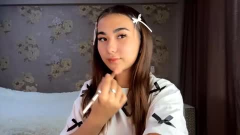 Snapshot of claribelatienza chatting on 6, 10, 2025 Yuna online show from 6, 10, 2025