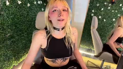 Snapshot of cloe_five chatting on 17, 9, 2025 CLOE online show from 17, 9, 2025