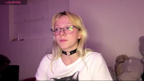 Snapshot of cloe_five chatting on 15, 10, 2025 CLOE online show from 15, 10, 2025